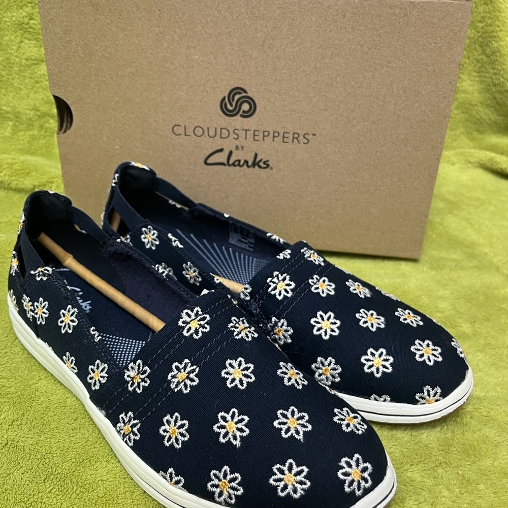 Navy shoes with Daisies